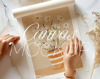 Mockup de pôster com proporção DIN A: moldura PSD em close-up com mãos