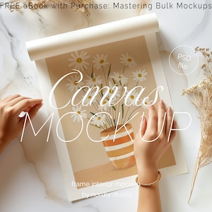 Maqueta de póster con persona, proporción DIN A, maqueta de detalle de primer plano, maqueta de marco PSD con manos, maqueta de impresión de papel enrollado, maqueta mínima