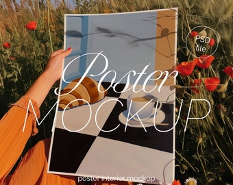 Poster mockup met persoon, DIN A-verhouding, close-up detail mockup, PSD Photoshop frame mockup met handen, Art Print mockup, mockup met bloemen