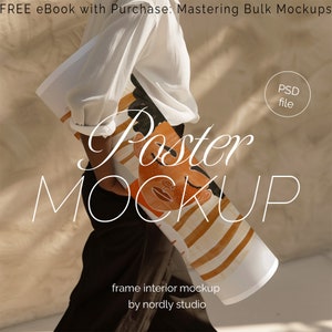 Poster Mockup mit Person, Poster Roll Mockup, braune Frau mit Poster Tube Mockup, Nahaufnahme Detail Mockup, PSD Photoshop Minimal Mockup