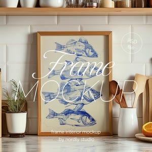 Maqueta de marco de lienzo vertical: Marco de madera fina, escena de cocina (PSD)