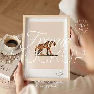 Minimalistische houten fotolijst mockup: DIN A-verhouding, koffiekopje en boek (PSD)