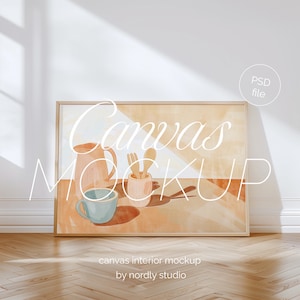 Horizontale gerahmte Leinwand Mockup helles Holz DIN A 4, Landschafts Minimal Rahmen Mockup, Einfacher Rahmen auf Holzboden Mockup, Skandinavischer Rahmen Mockup