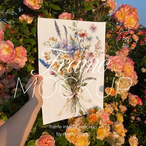 Maqueta de póster floral con mano DIN A Ratio Maqueta de detalle de primer plano Maqueta de marco PSD, Maqueta de impresión de arte, Maqueta de boda con flores de rosas de té