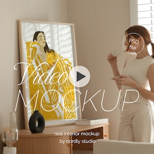 Maqueta de fotograma de vídeo con persona, relación DIN A, marco de madera delgada, maqueta animada de Photoshop PSD, maqueta de vídeo de marco vertical Interior del hogar MOV