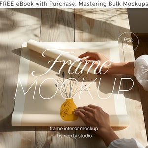 Maqueta de póster con persona, proporción DIN A, maqueta de detalle de primer plano, maqueta de marco de Photoshop PSD con manos, maqueta de impresión enrollada, maqueta mínima