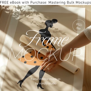 Poster Mockup Mit Person, DIN A Ratio, Nahaufnahme Detail Mockup, PSD Photoshop Rahmen Mockup mit Händen, Rolled Print Mockup, Minimal Mockup