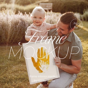 Poster Mockup mit Person, Vater Sohn Mockup, Familie Rahmen Mockup, DIN A Ratio, Papa PSD Rahmen Mockup, Kunstdruck Mockup, Mockup mit Emotionen