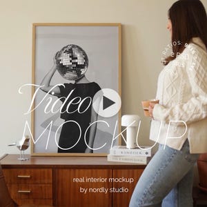 Mockup de arte de parede de mídia social com vídeo de pessoa, proporção de aspecto 1x1 e 9x16 para rolos, mockup animado em PSD, mockup de vídeo MOV de interior de casa