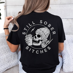 Camiseta de calavera "Aún sobrio", camiseta divertida de recuperación