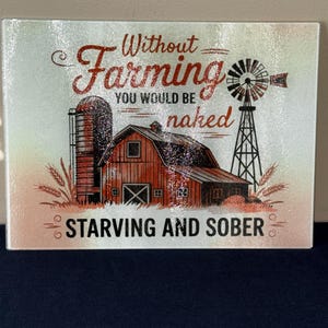 Puede incluir: Tabla de cortar rectangular de vidrio con una escena de granja. La imagen presenta un granero rojo, un silo y un molino de viento, con el texto "Without Farming You Would Be Naked, Starving and Sober" en rojo.