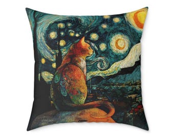 Könnte beinhalten: Ein quadratisches Dekokissen mit einem aufgedruckten Bild einer orangefarbenen Katze, die auf einem Felsen sitzt. Der Hintergrund zeigt einen wirbelnden Nachthimmel mit gelben Sternen und einer Mondsichel in einem strukturierten, malerischen Stil mit tiefblauen Tönen.