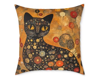Könnte beinhalten: Ein quadratisches Zierkissen mit einem schwarzen Katzenmotiv und großen gelben Augen. Der Körper der Katze ist mit einem Muster aus kleinen, bunten kreisförmigen Punkten in Rot-, Orange- und Weißtönen bedeckt. Der Hintergrund ist in einem warmen, strukturierten Orangeton gehalten.