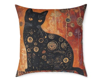 Könnte beinhalten: Ein quadratisches Zierkissen mit einer Illustration einer schwarzen Katze, deren Körper mit goldenen kreisförmigen Mustern verziert ist. Die Katze hat leuchtend gelbe Augen und lange weiße Schnurrhaare. Der Hintergrund ist ein texturierter orange-roter Farbverlauf.