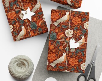 Könnte beinhalten: Geschenkverpackungen mit einem floralen und Vogelmuster in Orange-, Braun- und Weißtönen. Jedes Paket ist mit Bindfaden gebunden und mit einem weißen Anhänger versehen. Ein Knäuel Bindfaden, eine Schere und leere Anhänger sind ebenfalls zu sehen.