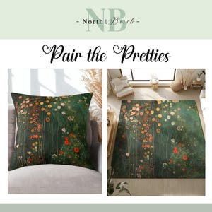 K&ouml;nnte beinhalten: Ein Kissen- und Teppich-Set mit floralem Design auf dunkelgr&uuml;nem Hintergrund. Das Kissen ist quadratisch und der Teppich rechteckig. Das Blumenmuster umfasst orange, gelbe und wei&szlig;e Blumen. Der Text "Pair the Pretties" wird angezeigt.