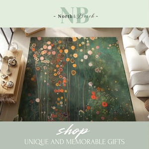 K&ouml;nnte beinhalten: Ein gro&szlig;er, rechteckiger Teppich mit einem Blumendesign in Gr&uuml;n-, Orange- und Rosat&ouml;nen. Der Teppich hat einen malerischen Stil mit langen, vertikalen Linien und dem Text "North & Birch" und "shop UNIQUE AND MEMORABLE GIFTS".