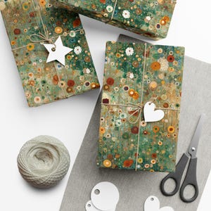 Puede incluir: Tres regalos envueltos con un estampado floral en tonos verdes, marrones y amarillos están atados con hilo y adornados con etiquetas de papel blanco. También hay una madeja de hilo, tijeras y etiquetas adicionales.