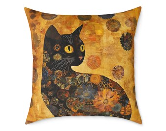 Könnte beinhalten: Ein quadratisches Zierkissen mit der Silhouette einer schwarzen Katze, die mit einer Collage aus bunten Blumen- und Kreismustern gefüllt ist. Der Hintergrund ist in einem warmen, strukturierten Goldgelb gehalten und mit Kreismotiven versehen.