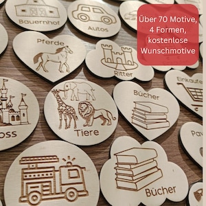 Op de afbeelding: Ronde en hartvormige houten labels met verschillende illustraties en Duitse tekst. De illustraties omvatten een boerderij, paarden, auto's, een kasteel, dieren, boeken, een winkelwagen en een brandweerwagen. De tekst omvat "Bauernhof", "Pferde", "Autos", "Ritter", "Tiere", "Bücher", "Einkaufe" en "Über 70 Motive, 4 Formen, kostenlose Wunschmotive".