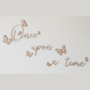 Schriftzug "Once upon a time" inkl. 8 Schmetterlinge & Wandbefestigung aus 6mm Pappel - Schriftzug Es war einmal -  Schriftzug aus Holz