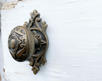 Antique Brass Oval Knob , Pull Backplate Antique Furniture Knob Embossed Metal Inscribed Furniture Cabinet Hardware French Apartment Armoire
