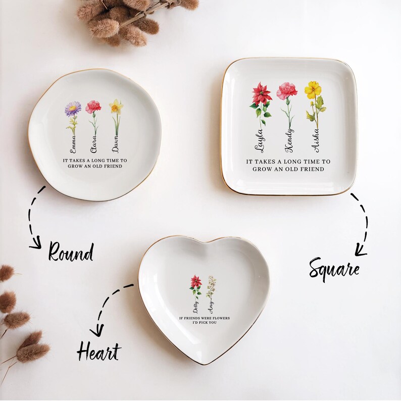 Pu&ograve; includere: Tre portaoggetti in ceramica di forma rotonda, quadrata e a forma di cuore. Ogni portaoggetti presenta un design floreale e un messaggio personalizzato. Il portaoggetti rotondo dice "Ci vuole molto tempo per farsi un vecchio amico" e ha i nomi Emma, Clara e Dawn. Il portaoggetti quadrato dice "Ci vuole molto tempo per farsi un vecchio amico" e ha i nomi Layla, Kendy e Aisha. Il portaoggetti a forma di cuore dice "Se gli amici fossero fiori, ti sceglierei" e ha i nomi Delly e dag.