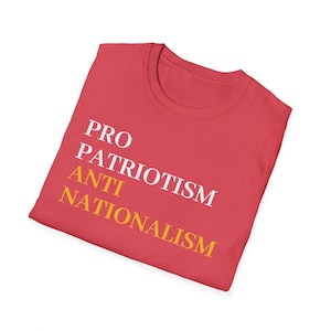Puede incluir: Camiseta roja con el texto "PRO PATRIOTISM ANTI NATIONALISM" en blanco y naranja.
