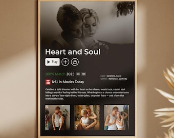Könnte beinhalten: Gerahmter digitaler Druck mit dem Titel "Heart and Soul" auf schwarzem Hintergrund. Der Druck zeigt ein Graustufenbild eines Paares, das sich umarmt, mit Text wie "Play", "100% Match" und "Nº1 in Movies Today". Unten steht "DIGITAL FILE".