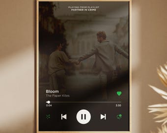 Könnte beinhalten: Ein gerahmter Druck mit einer digitalen Musikplayer-Oberfläche, die den Song "Bloom" von The Paper Kites anzeigt. Das Kunstwerk zeigt zwei Hände, die sich halten. Der Text "DIGITAL FILE" befindet sich unten.