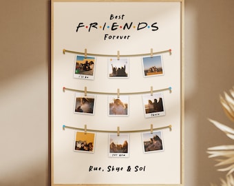 Könnte beinhalten: Ein gerahmter Druck mit den Worten "Best FRIENDS Forever" in einer bunten Schriftart. Neun kleine Fotos sind an drei horizontalen Seilen befestigt. Der untere Teil des Drucks lautet "Rue, Skye & Sol" und "DIGITAL FILE".
