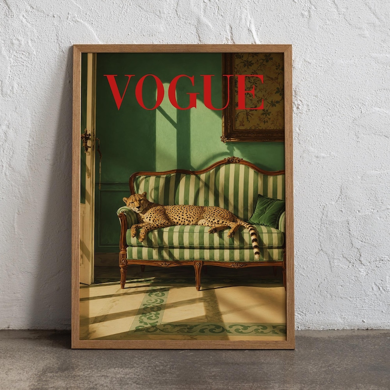 K&ouml;nnte beinhalten: Ein gerahmter Kunstdruck, der einen Geparden auf einem gr&uuml;n-wei&szlig; gestreiften Sofa zeigt. Das Wort VOGUE ist in gro&szlig;en roten Buchstaben oben aufgedruckt. Die Szene umfasst eine gr&uuml;ne Wand, ein gerahmtes Bild und Sonnenlicht, das Schatten auf den Boden wirft.