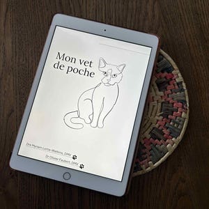 以下が含まれることがあります： 画面に黒い猫の輪郭が描かれた白いタブレット。画面の上部に「Mon vet de poche」というテキストが表示されています。画面の下部に「Dre Myriam Lortie-Watkins, DMV」と「Dr Olivier Faubert, DMV」というテキストが表示されています。