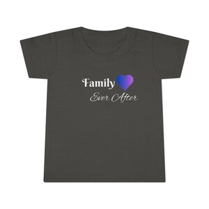 T-shirt familial Ever After pour tout-petit image 2