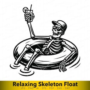 Op de afbeelding: Zwart-wit illustratie van een skelet met een zonnebril en een baseballpet, ontspannen in een zwemband. Het skelet houdt een cocktail vast met een rietje en een schijfje citroen. De tekst "Relaxing Skeleton Float" staat onderaan.