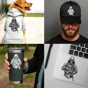 Puede incluir: Una colecci&oacute;n de art&iacute;culos con una ilustraci&oacute;n en blanco y negro de una figura encapuchada con una cara de calavera sosteniendo un rifle. Los art&iacute;culos incluyen una sudadera con capucha gris para perros, una gorra de camionero negra, un vaso negro y una pegatina para port&aacute;til.