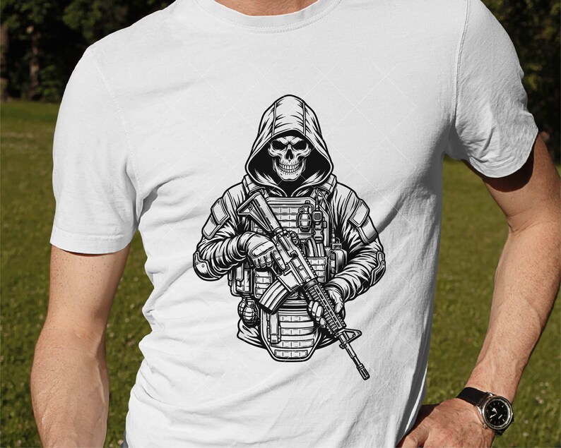 Puede incluir: Camiseta blanca con una ilustraci&oacute;n en blanco y negro de una calavera con capucha en equipo t&aacute;ctico, sosteniendo un rifle. El dise&ntilde;o incluye un chaleco, granadas y sombreado detallado.