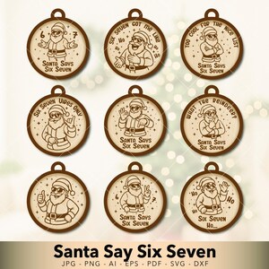 以下が含まれることがあります： サンタクロースのイラストと「Santa Says Six Seven」の文字が入った、9つの木製クリスマスオーナメント。各オーナメントは、異なるサンタのポーズとユニークなフレーズが特徴です。オーナメントは丸く、上部に吊り下げ用の穴があります。