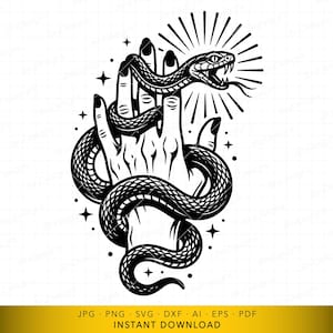 Può includere: Illustrazione in bianco e nero di una mano con unghie lunghe e nere, intrecciata con un serpente. La testa del serpente è sollevata, con la lingua estesa, e circondata da un disegno a raggi solari. Sono presenti anche stelle e le parole "INSTANT DOWNLOAD".