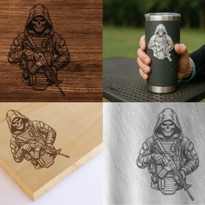 Puede incluir: Ilustraci&oacute;n detallada de una figura encapuchada con rostro de calavera, sosteniendo un rifle. El dise&ntilde;o se presenta en una superficie de madera, un vaso y una superficie met&aacute;lica. La figura lleva equipo t&aacute;ctico.