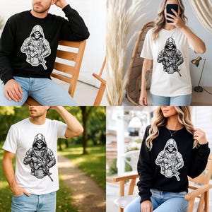 Puede incluir: Colecci&oacute;n de camisetas y sudaderas gr&aacute;ficas en blanco y negro. Cada prenda presenta una ilustraci&oacute;n detallada de una figura de calavera con capucha sosteniendo un rifle. Las camisetas son blancas y las sudaderas son negras.
