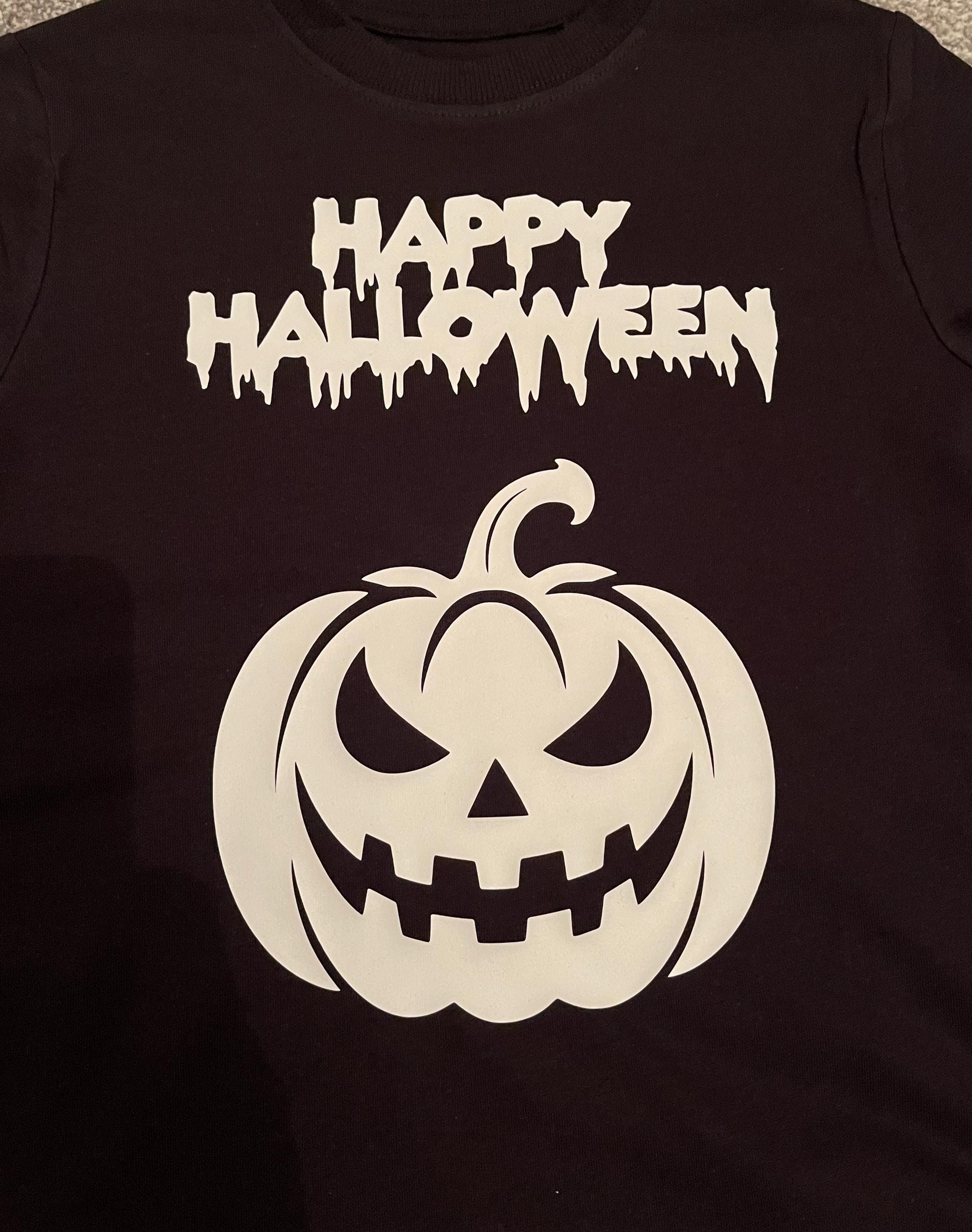 暗闇で光るハロウィーンの子供用楽しいTシャツ、スケルトンまたは