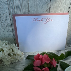 Conjunto de cartões de agradecimento tipográfico, cartões planos A2 de algodão de espessura dupla com envelopes, tinta rosa empoeirada, envelope rosa empoeirado