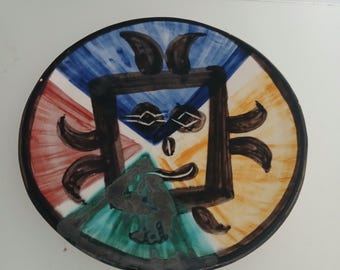 パブロ・ピカソの1962年作「帽子をかぶった女性の肖像画」の壁掛け陶芸