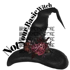Puede incluir: Sombrero de bruja negro con un arreglo floral de rosas burdeos y vegetación. El sombrero tiene un borde puntiagudo y una corona alta. El texto "Not Your Basic Witch" está escrito en negro en el sombrero.