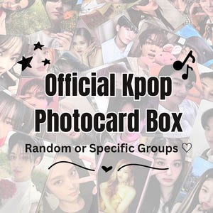Könnte beinhalten: Eine offizielle Kpop-Fotokartenbox mit einer Collage von Kpop-Stars im Hintergrund. Der Text lautet "Official Kpop Photocard Box" mit den Worten "Random or Specific Groups" darunter. Dekorative Noten und Sterne sind enthalten.