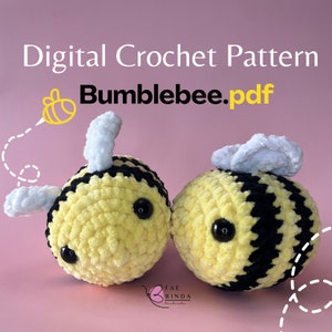 Könnte beinhalten: Digitales Häkelmuster für eine Hummel. Das Muster ist als PDF-Download erhältlich. Das Bild zeigt zwei gehäkelte Hummeln, eine gelb und schwarz, die andere schwarz und gelb. Beide Hummeln haben weiße Flügel und schwarze Augen.