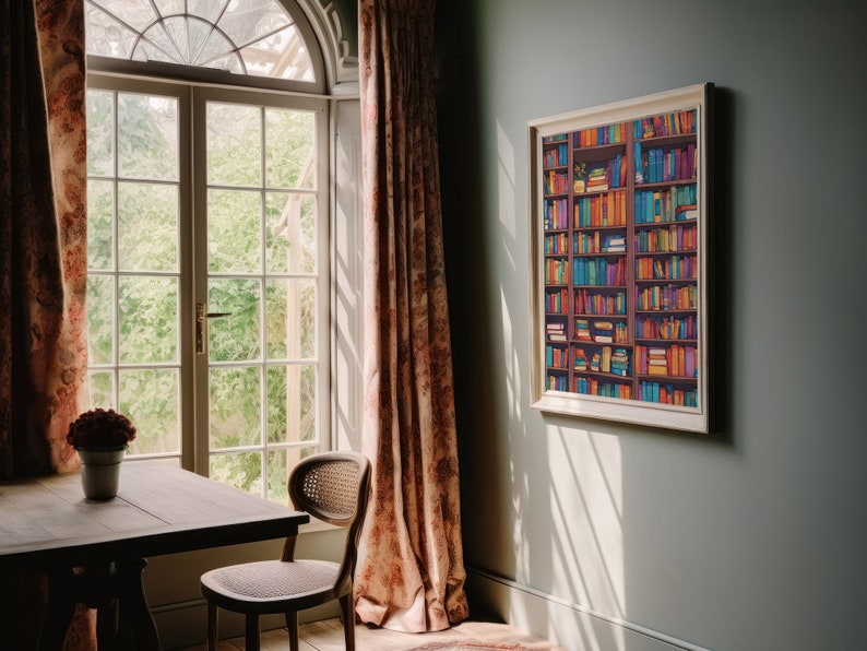 Pu&ograve; includere: Una stampa incorniciata di una libreria piena di libri colorati. La libreria &egrave; contro un muro verde chiaro. La stampa &egrave; appesa sopra un tavolo di legno con una sedia.