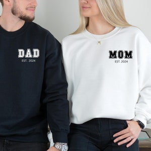 Sudadera personalizada para mamá y papá, camiseta personalizada con bolsillo para mamá y papá, camiseta con anuncio de embarazo, regalos de atuendos para padres a juego, sudadera con capucha para mamá y papá