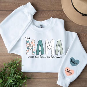 Diese Mama trägt ihr Herz auf ihrem Ärmel Sweatshirt, benutzerdefiniertes Mama Sweatshirt mit dem Namen der Kinder auf dem Ärmel, Muttertagsgeschenk, benutzerdefiniertes Mama Shirt